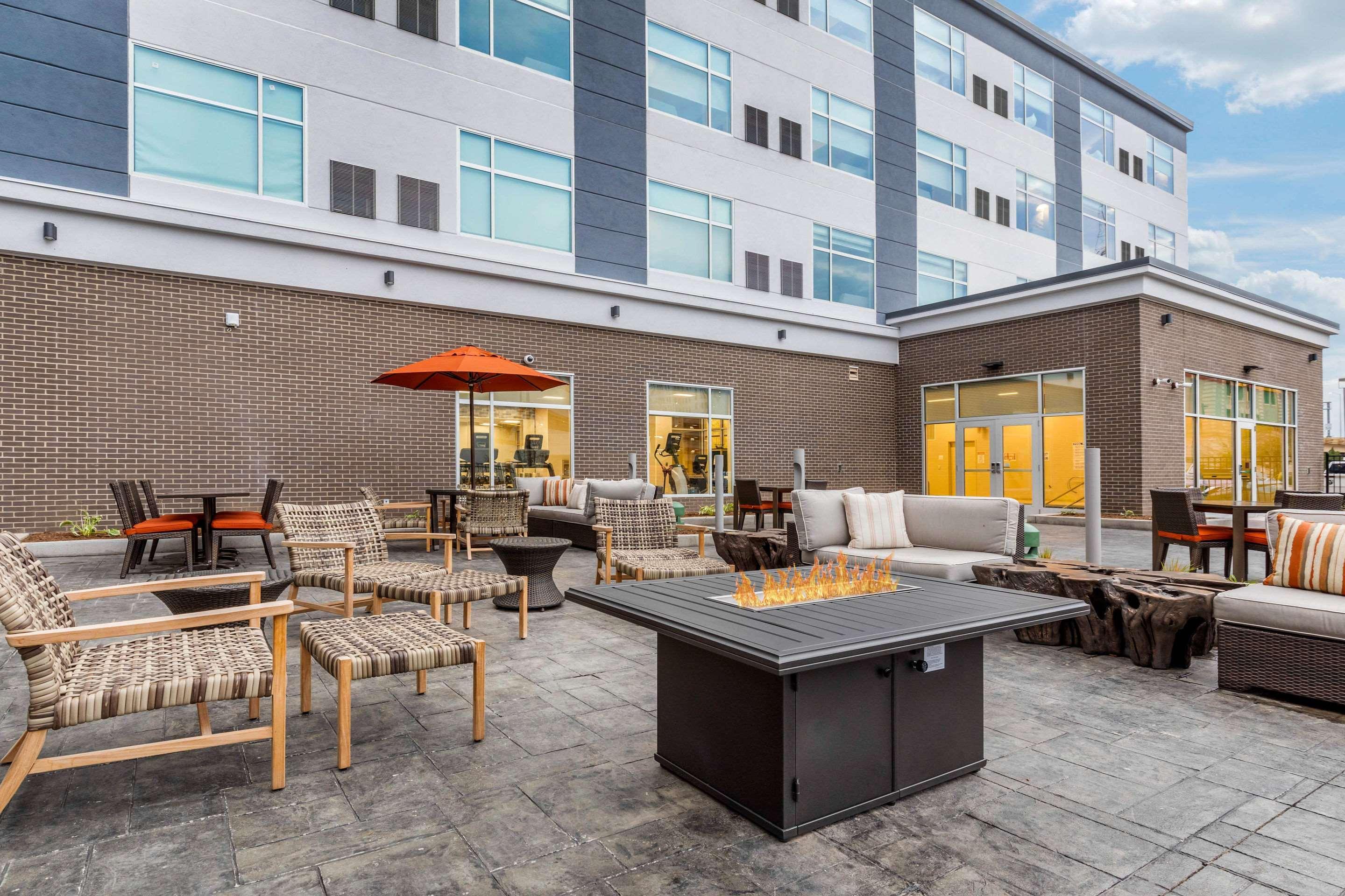 Cambria Hotel Milwaukee Downtown Exterior photo