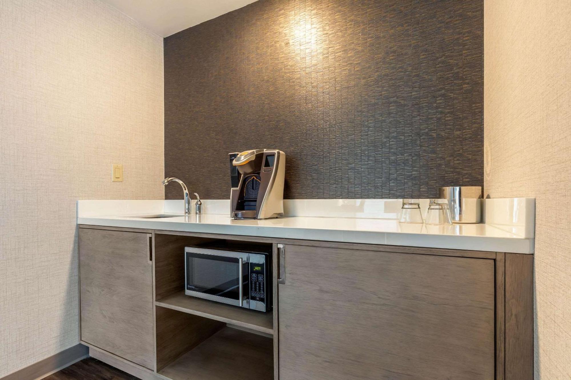 Cambria Hotel Milwaukee Downtown Exterior photo